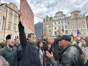 VIDEO: Ruské vlajky i svatojiřské stuhy. Čtyři tisíce stoupenců SPD demonstrovaly v centru Prahy