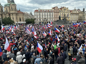 VIDEO: Ruské vlajky i svatojiřské stuhy. Čtyři tisíce stoupenců SPD demonstrovaly v centru Prahy