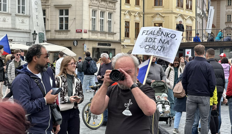 VIDEO: Ruské vlajky i svatojiřské stuhy. Čtyři tisíce stoupenců SPD demonstrovaly v centru Prahy