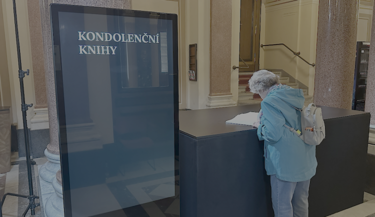 FOTOGALERIE: Na poslední rozloučení s Bartoškou se v Rudolfinu stála fronta