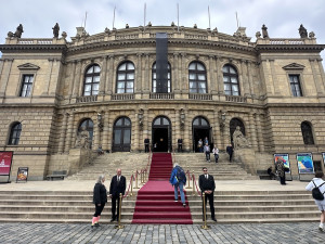FOTOGALERIE: Na poslední rozloučení s Bartoškou se v Rudolfinu stála fronta