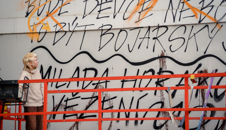 FOTOGALERIE: V Holešovicích vzniká nový mural, připomene Miladu Horákovou