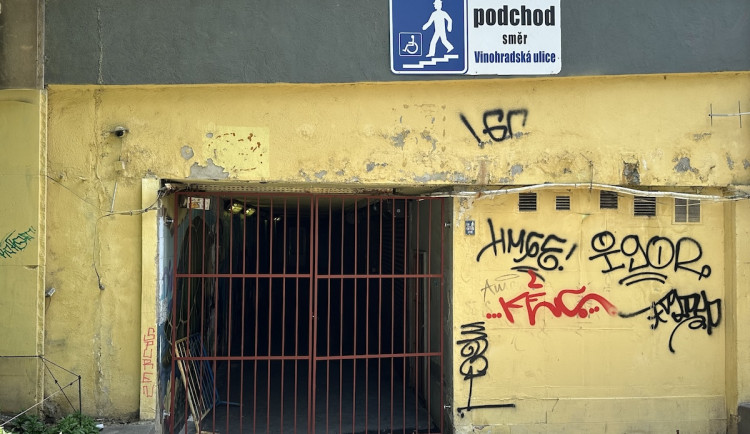 FOTOGALERIE: Co se skrývá za obchodem v podchodu pod magistrálou? Měly tu být garáže, teď prostor zasypou