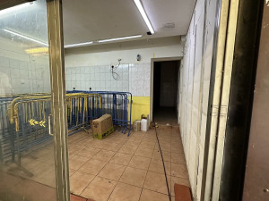 FOTOGALERIE: Co se skrývá za obchodem v podchodu pod magistrálou? Měly tu být garáže, teď prostor zasypou