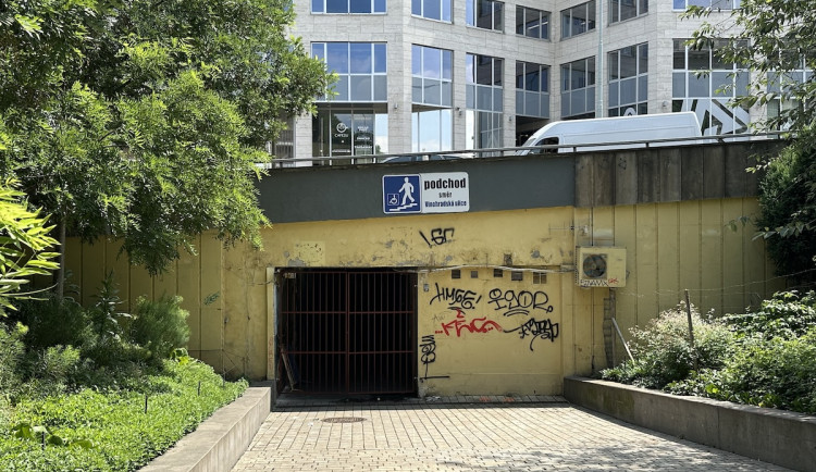 FOTOGALERIE: Co se skrývá za obchodem v podchodu pod magistrálou? Měly tu být garáže, teď prostor zasypou