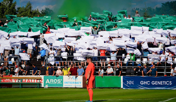 FOTOGALERIE: Nedvěd, Fowler, Poborský. Dolní Chabry oslavily sto let fotbalu ve velkém stylu