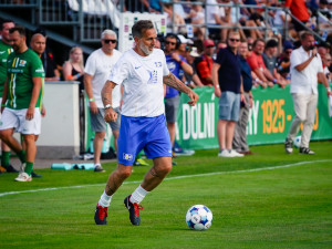 FOTOGALERIE: Nedvěd, Fowler, Poborský. Dolní Chabry oslavily sto let fotbalu ve velkém stylu
