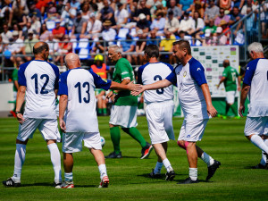 FOTOGALERIE: Nedvěd, Fowler, Poborský. Dolní Chabry oslavily sto let fotbalu ve velkém stylu