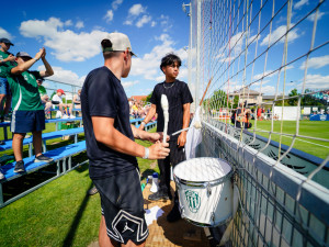 FOTOGALERIE: Nedvěd, Fowler, Poborský. Dolní Chabry oslavily sto let fotbalu ve velkém stylu