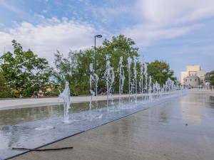 FOTOGALERIE: Vítkov prokoukl. Nevzhledné parkoviště nahradily fontány a stromořadí