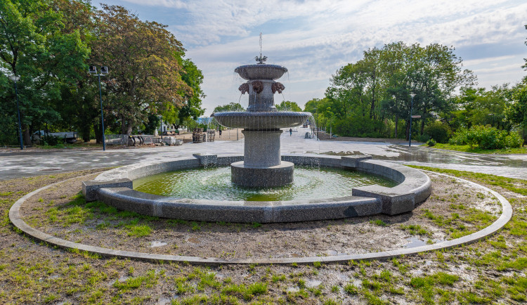 FOTOGALERIE: Vítkov prokoukl. Nevzhledné parkoviště nahradily fontány a stromořadí