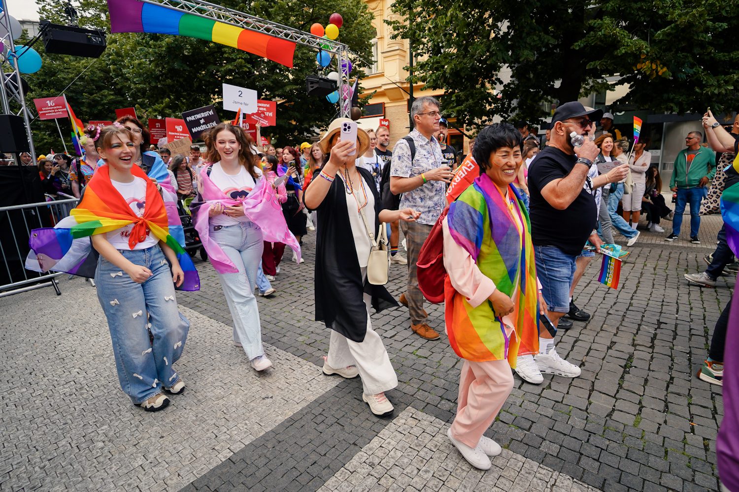 FOTOGALERIE: Prahou prošel průvod Prague Pride. Účastnil se Lipavský, Hřib i velvyslanci