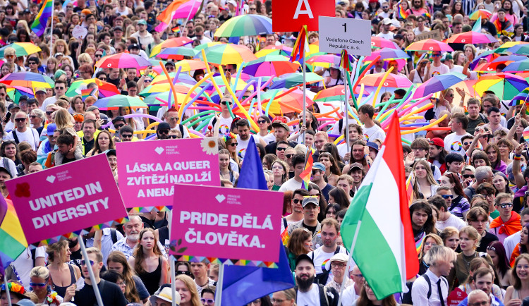 FOTOGALERIE: Prahou prošel průvod Prague Pride. Účastnil se Lipavský, Hřib i velvyslanci