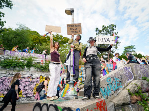 FOTOGALERIE: Prahou prošel průvod Prague Pride. Účastnil se Lipavský, Hřib i velvyslanci