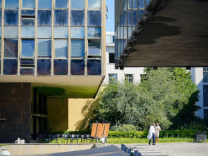 FOTOGALERIE: Oloupaná okna, zvlněná dlažba. Podívejte se, jak to vypadá v Pragerových kostkách