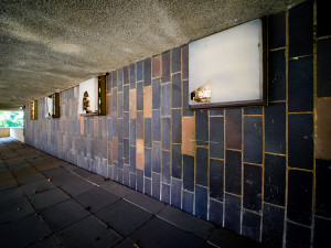 FOTOGALERIE: Oloupaná okna, zvlněná dlažba. Podívejte se, jak to vypadá v Pragerových kostkách