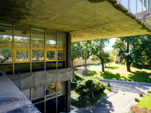 FOTOGALERIE: Oloupaná okna, zvlněná dlažba. Podívejte se, jak to vypadá v Pragerových kostkách