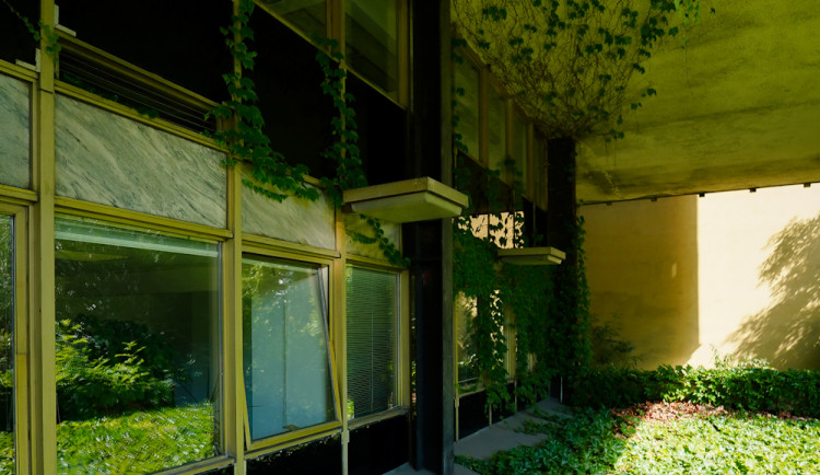 FOTOGALERIE: Oloupaná okna, zvlněná dlažba. Podívejte se, jak to vypadá v Pragerových kostkách