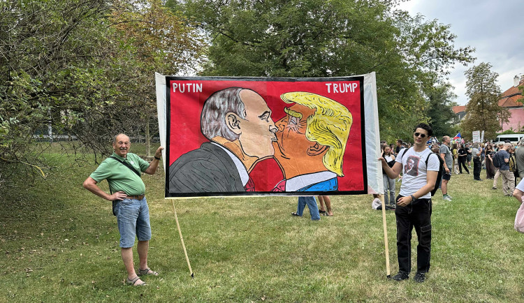 FOTOGALERIE: FOTO: Jdi domů, Ivane! Před ruskou ambasádou protestují stovky lidí