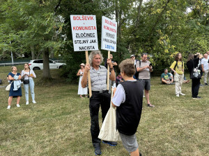 FOTOGALERIE: FOTO: Jdi domů, Ivane! Před ruskou ambasádou protestují stovky lidí