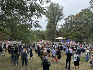 FOTOGALERIE: FOTO: Jdi domů, Ivane! Před ruskou ambasádou protestují stovky lidí
