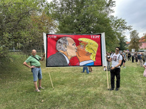 FOTOGALERIE: FOTO: Jdi domů, Ivane! Před ruskou ambasádou protestují stovky lidí