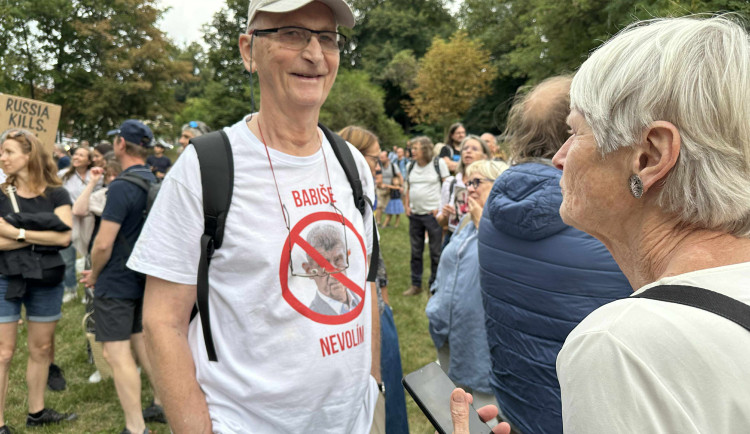 FOTOGALERIE: FOTO: Jdi domů, Ivane! Před ruskou ambasádou protestují stovky lidí