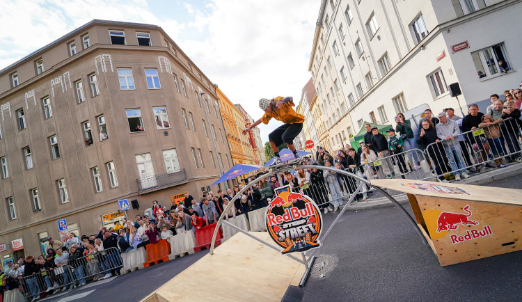 FOTOGALERIE: Nejprudší skate závod přilákal jezdce z celého světa. Red Bull Steep Street sledovaly stovky fanoušků
