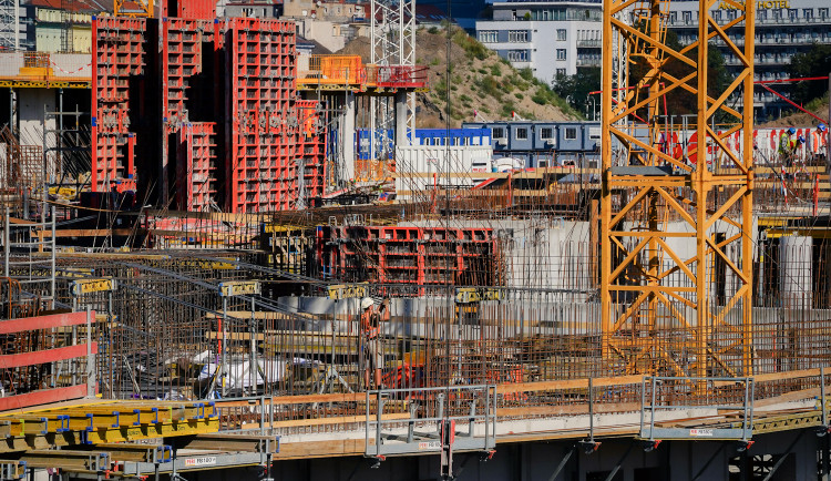 FOTOGALERIE: Lávka s promenádou i nové nástupiště. Smíchovské nádraží získává podobu