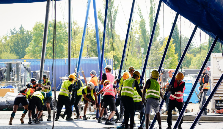 FOTOGALERIE: Do Česka poprvé přijel slavný Cirque du Soleil, na Letné už stojí obří šapitó