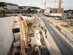 FOTOGALERIE: První přechod přes Dvorecký most. Bude mít speciální zábradlí i tajemné runy