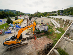 FOTOGALERIE: První přechod přes Dvorecký most. Bude mít speciální zábradlí i tajemné runy