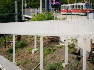 FOTOGALERIE: První přechod přes Dvorecký most. Bude mít speciální zábradlí i tajemné runy