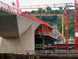 FOTOGALERIE: První přechod přes Dvorecký most. Bude mít speciální zábradlí i tajemné runy