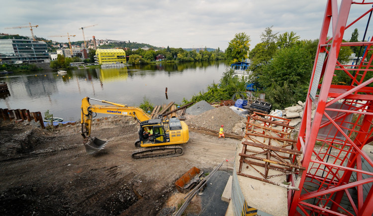 FOTOGALERIE: První přechod přes Dvorecký most. Bude mít speciální zábradlí i tajemné runy
