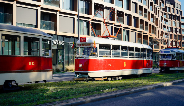 MHD v Praze slaví 150 let. Městem projel průvod tramvají