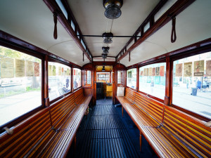 MHD v Praze slaví 150 let. Městem projel průvod tramvají