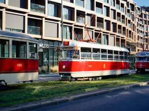 MHD v Praze slaví 150 let. Městem projel průvod tramvají