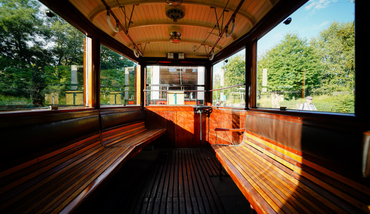 MHD v Praze slaví 150 let. Městem projel průvod tramvají