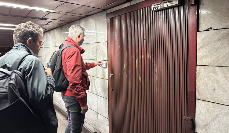 FOTOGALERIE: Baterie pro stav nouze, vlastní destilace. Podívejte, jak to vypadá v zázemí stanice metra