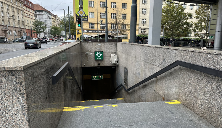 FOTOGALERIE: Baterie pro stav nouze, vlastní destilace. Podívejte, jak to vypadá v zázemí stanice metra