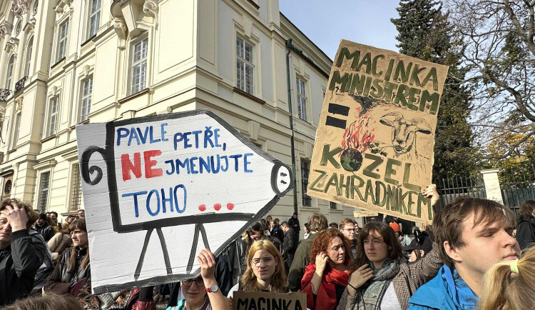 Fotogalerie: Macinku nechceme. Na Hradčanském náměstí protestují stovky lidí