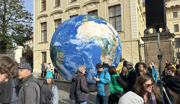 Fotogalerie: Macinku nechceme. Na Hradčanském náměstí protestují stovky lidí