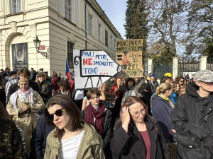 Macinku nechceme. Na Hradčanském náměstí protestují stovky lidí