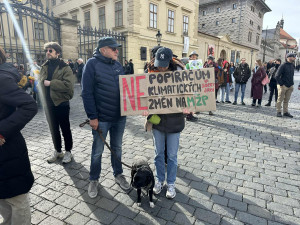 Macinku nechceme. Na Hradčanském náměstí protestují stovky lidí