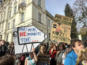 Macinku nechceme. Na Hradčanském náměstí protestují stovky lidí