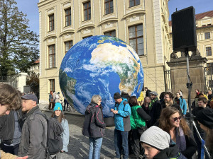 Macinku nechceme. Na Hradčanském náměstí protestují stovky lidí
