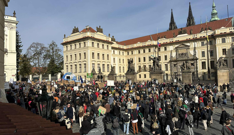 Macinku nechceme. Na Hradčanském náměstí protestují stovky lidí