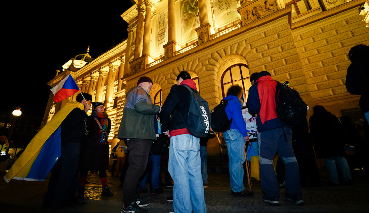 FOTOGALERIE: Čeho se bojíte? Lidé vyzvali vedení Národního muzea k vrácení ukrajinské vlajky