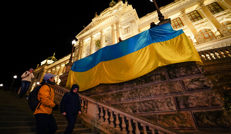FOTOGALERIE: Čeho se bojíte? Lidé vyzvali vedení Národního muzea k vrácení ukrajinské vlajky
